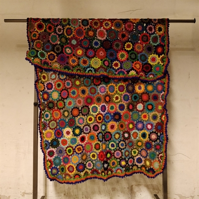 slumretæppe i multifarvede blomster ren uld dansk håndarbejde danish design